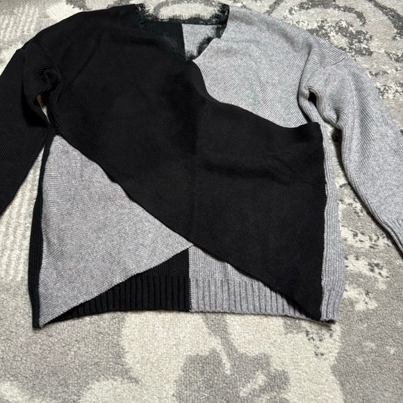 NWOT Black Grey Colorblock V-neck Lace Trim Wrap Knit Sweater - Picture 3 of 9